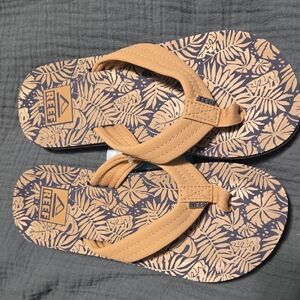 NWT Reef Tan and Navy Leaf Pattern Sandals Youth Size 1